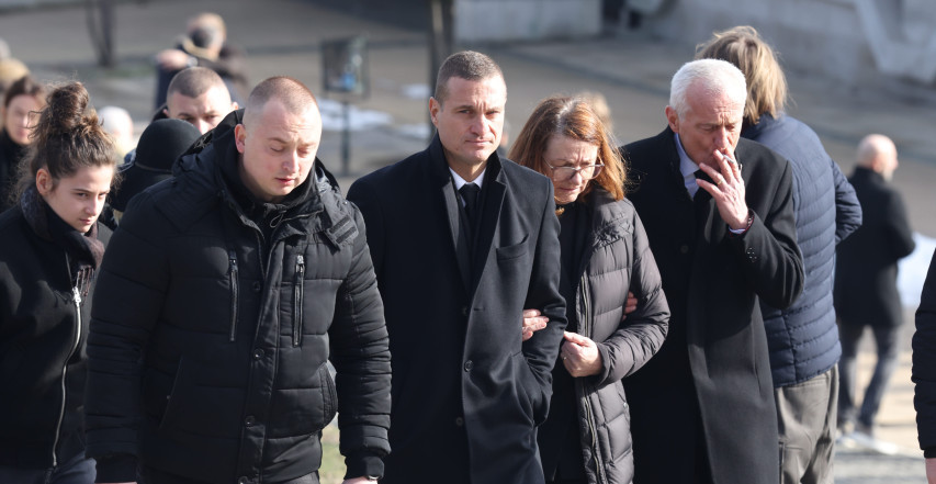 SAHRANJEN BRAT NEMANJE VIDIĆA Tuga parala Lešće! Dušana na večni počinak ispratili i Kolarov, Tončev i Basta... (FOTO)