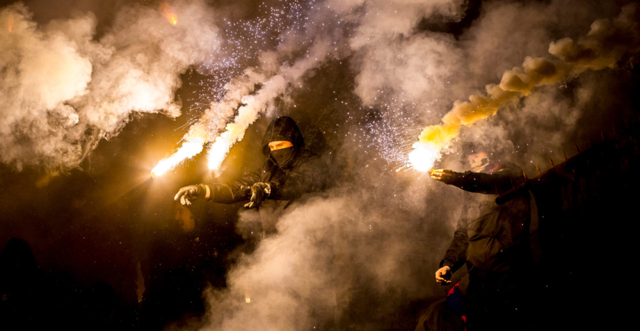 HAOS U TUZLI, NAPADNUTI NAVIJAČI ZVEZDE Sačekuša kod aerodroma, automobil završio pored puta, prvi snimci drame (VIDEO)