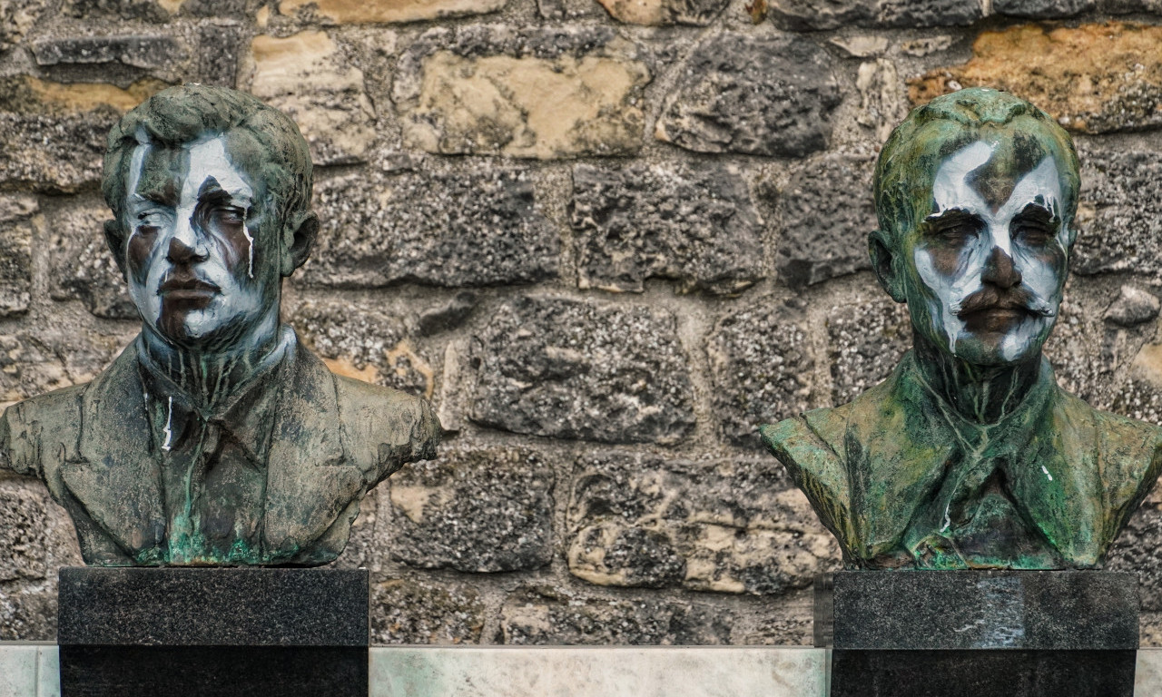 SRAMOTA EPSKIH RAZMERA U CENTRU BEOGRADA! Nacistički simboli ispisani na spomenicima narodnih heroja (FOTO+VIDEO)