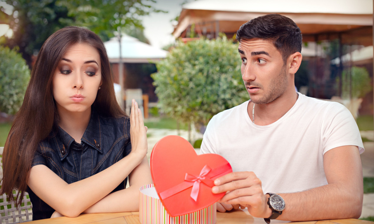 MUŠKARCI, NE BRUKAJTE SE! Ove poklone joj nikako ne kupujte za Dan zaljubljenih, jedan posebno budi jezu
