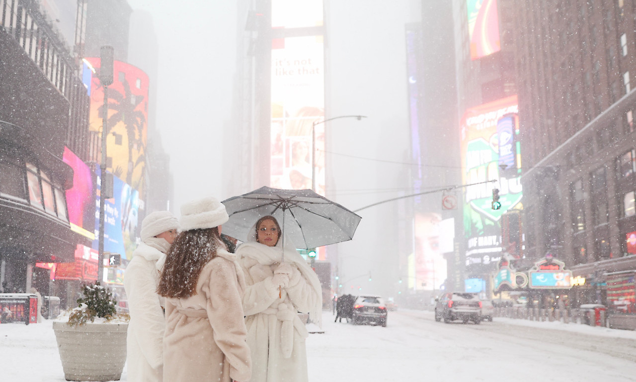 PETORO MRTVIH U NJUJORKU Grad pod snežnom olujom i ekstremnom hladnoćom