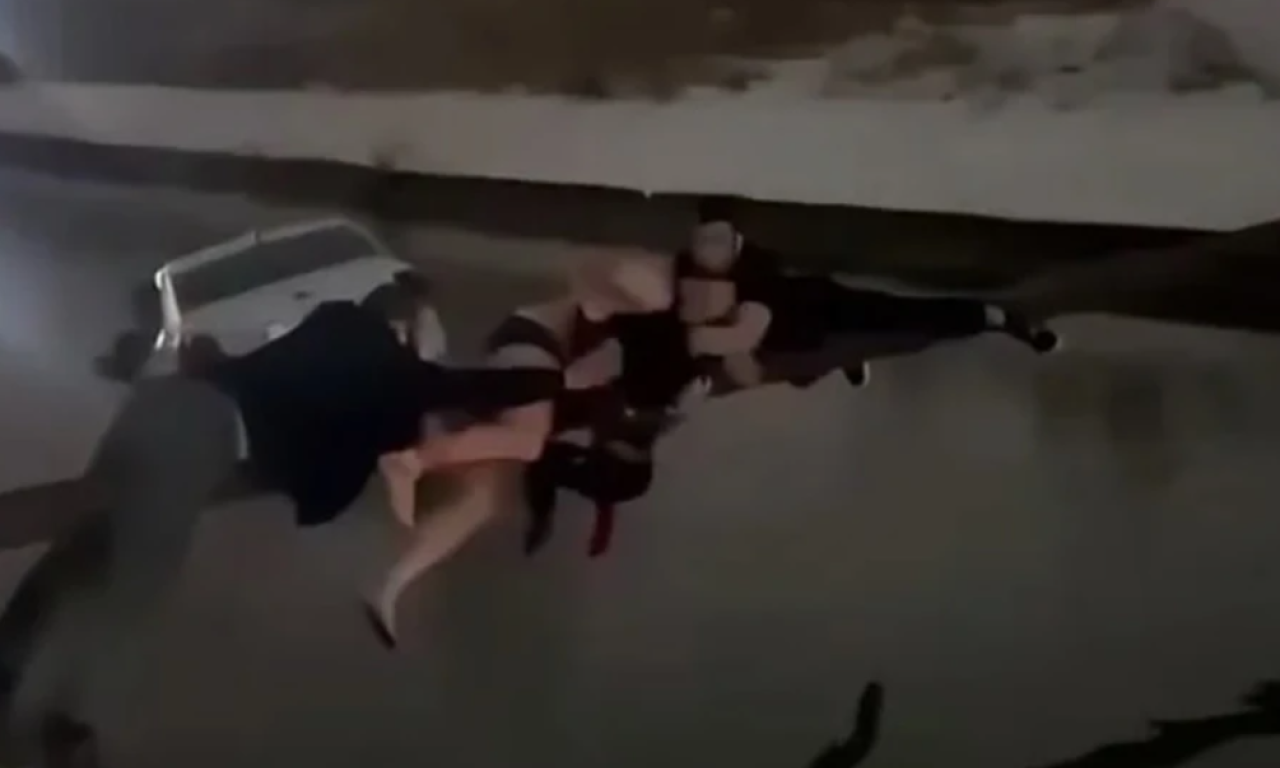 HEROJSKA AKCIJA NA KAMERI Isplivao dramatičan snimak spasavanja deteta iz taksija koji tone: "Sasvim običan dan" (VIDEO)