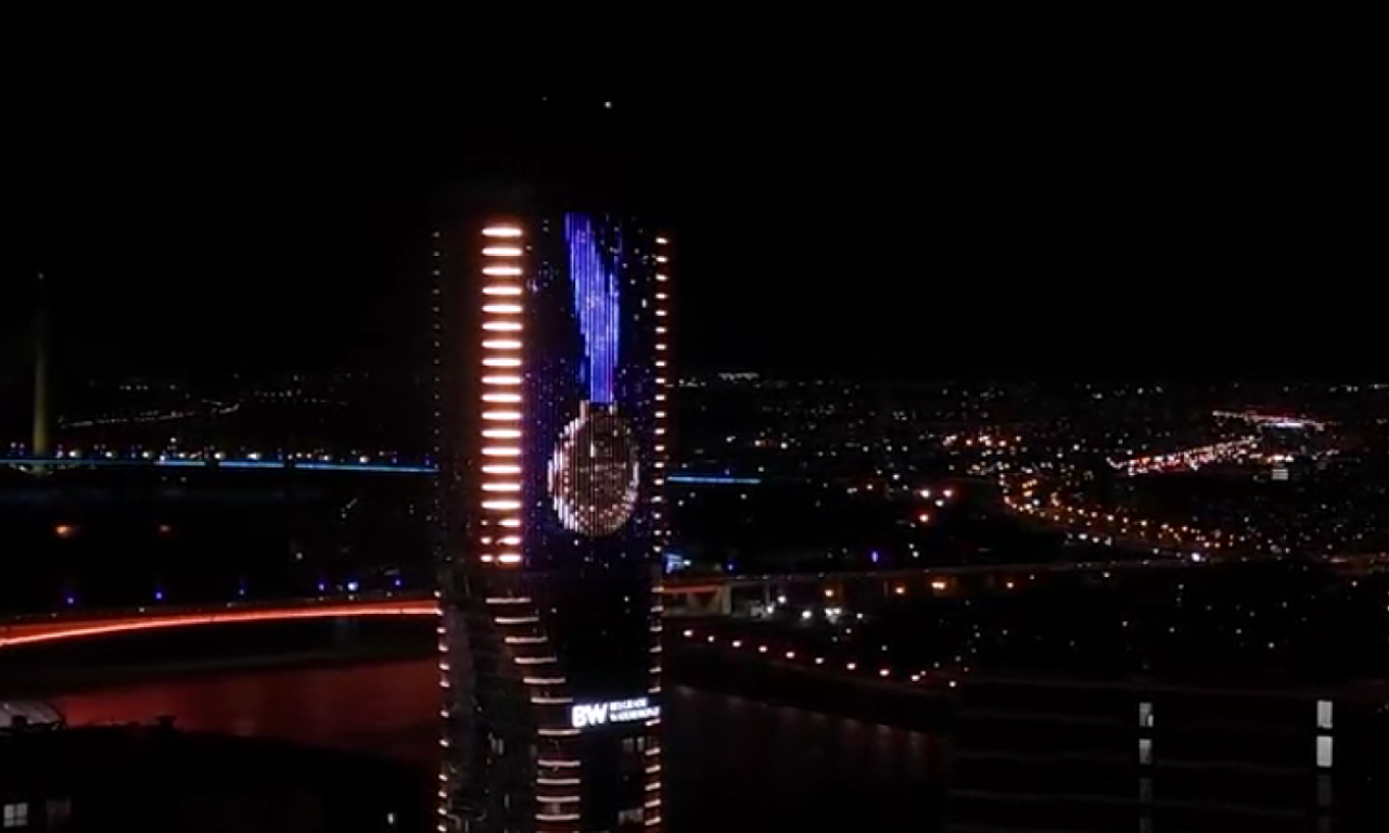VELIČANSTVEN PRIZOR ZA DELFINE U BEOGRADU: "Naš ponos - naši heroji - naši šampioni" na kuli Beograd (VIDEO)