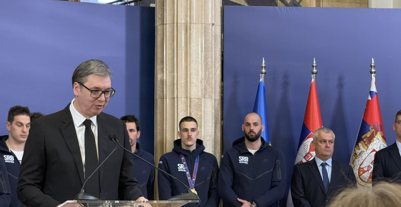 SVEČANI PRIJEM ZLATNIH VATERPOLISTA Vučić dobio poklon! "Ne pamtim radovanje kao sinoć" (FOTO+VIDEO)