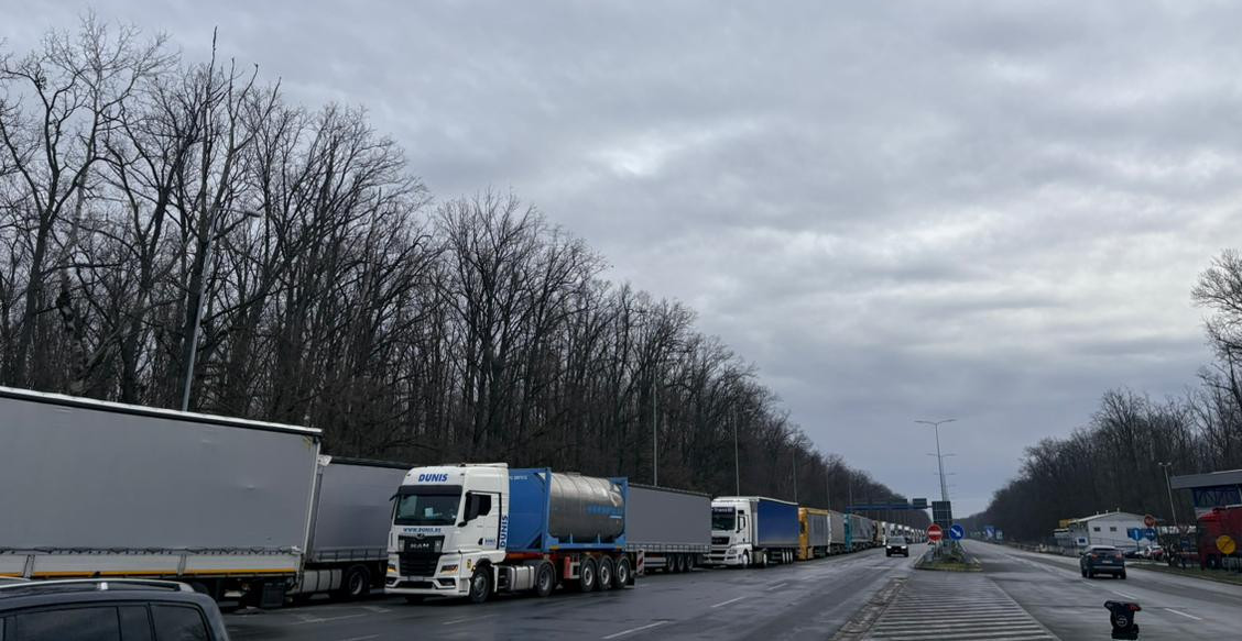 KAKVO JE STANJE NA GRANIČNIM PRELAZIMA Kamioni i dalje blokiraju, a svim vozačima upućen apel