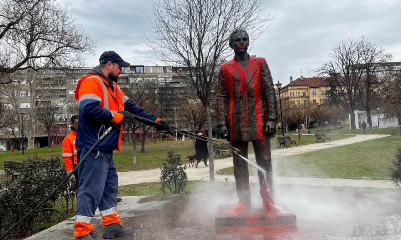 BRUKA I SRAMOTA! Spomenik Gavrilu Principu oskrnavljen crvenom farbom usred Beograda (FOTO)
