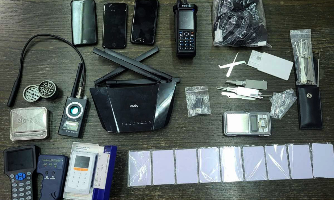 FILMSKO HAPŠENJE NA GRADINI: Pao sa arsenalom za špijunažu i falsifikovanje platnih kartica – imao kod sebe i ovo! (FOTO)