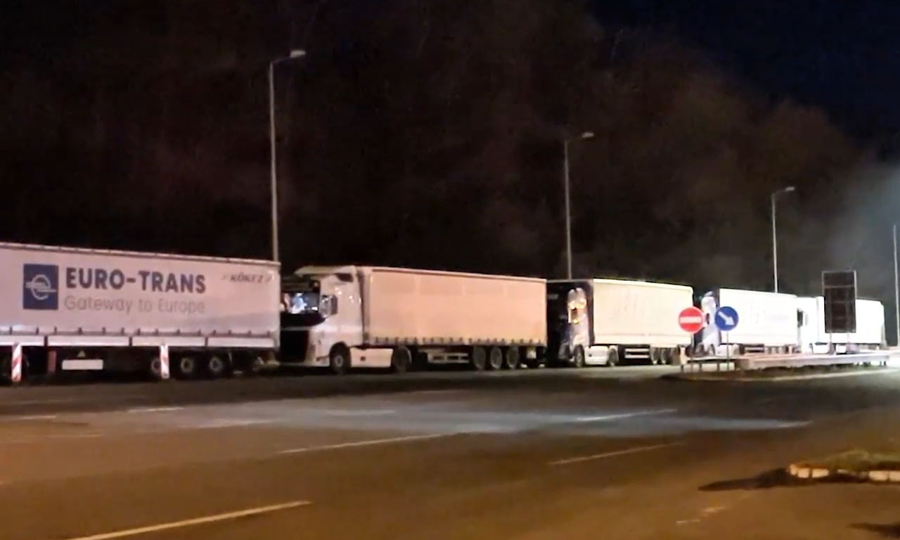 ZAOBIĐITE ADAŠEVCE Kolona teretnih vozila kod Šida, obustavljen saobraćaj na naplatnoj stanici