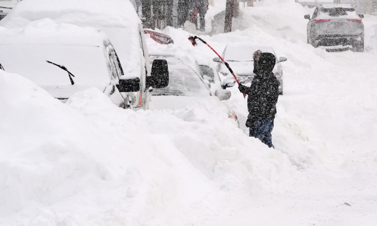 LEDENI TALAS ZAHVATIO AMERIKU! Najmanje 20 mrtvih u snežnoj oluji, devojčica poginula dok se sankala (FOTO)