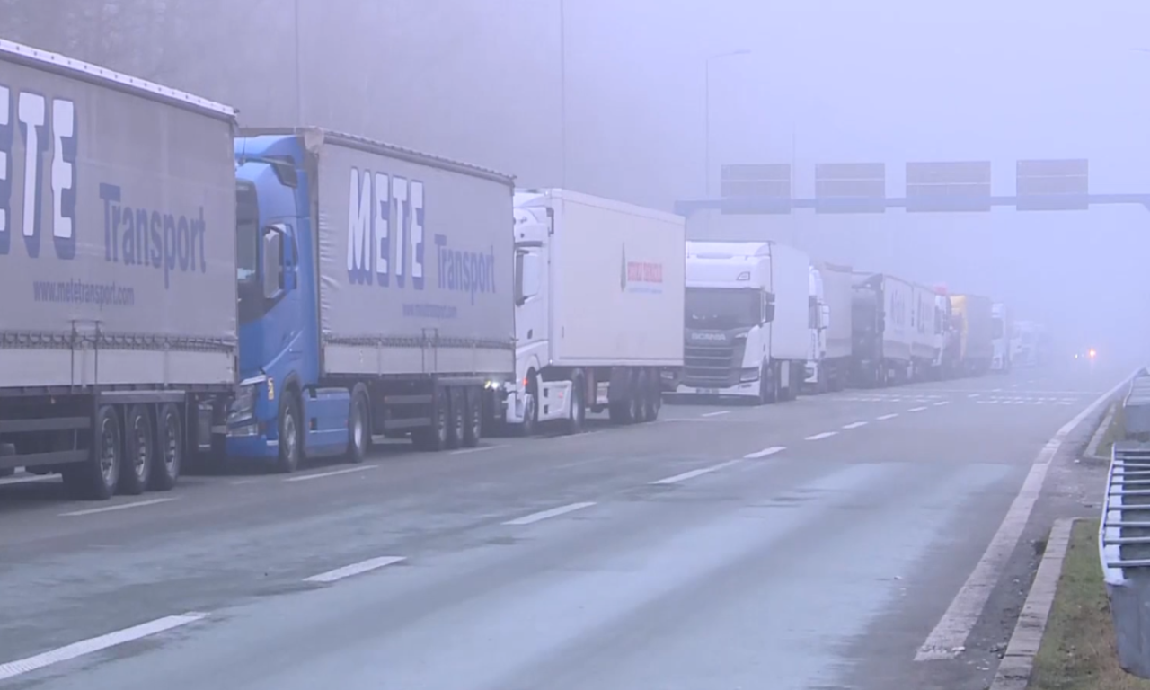 MAKEDONCI VEČERAS OBUSTAVLJAJU BLOKADE Prekida se protest vozača teretnjaka posle najave EU o novoj viznoj strategiji