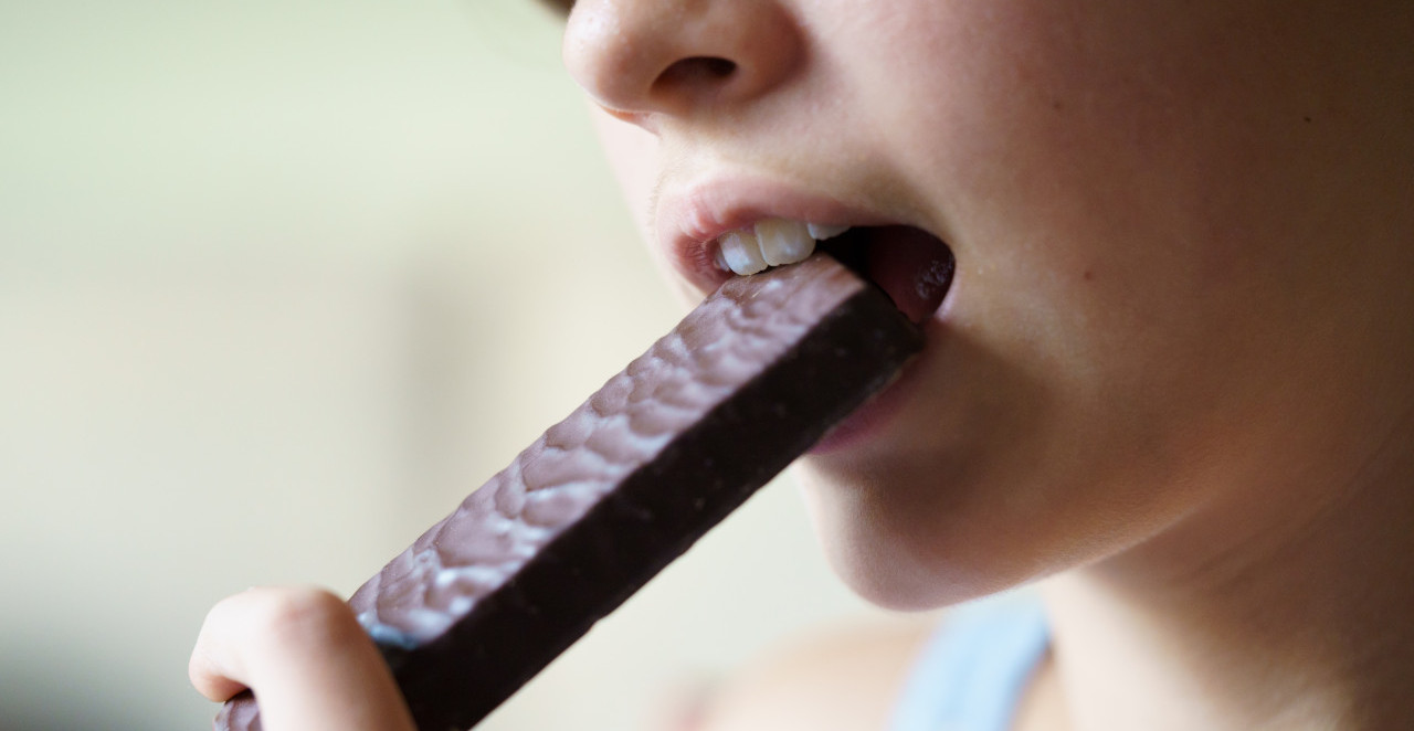 JEDETE PROTEINSKE ČOKOLADICE MISLEĆI DA SU ZDRAVE? KAKO DA NE! Pročitajte istinu - od 300 testiranih samo 4 ispravne!