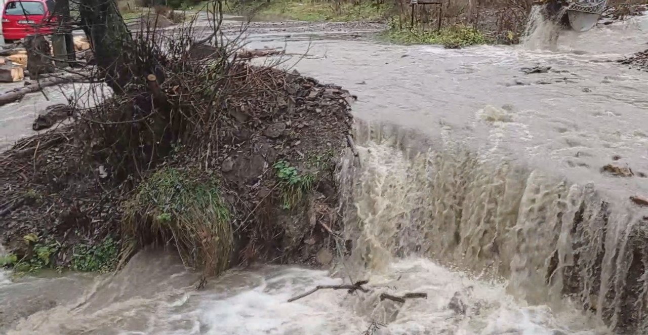 APOKALIPTIČNO U PRIBOJU! Voda guta kuće, puteve i mostove - ljudi ne mogu da dođu do svojih kuća!
