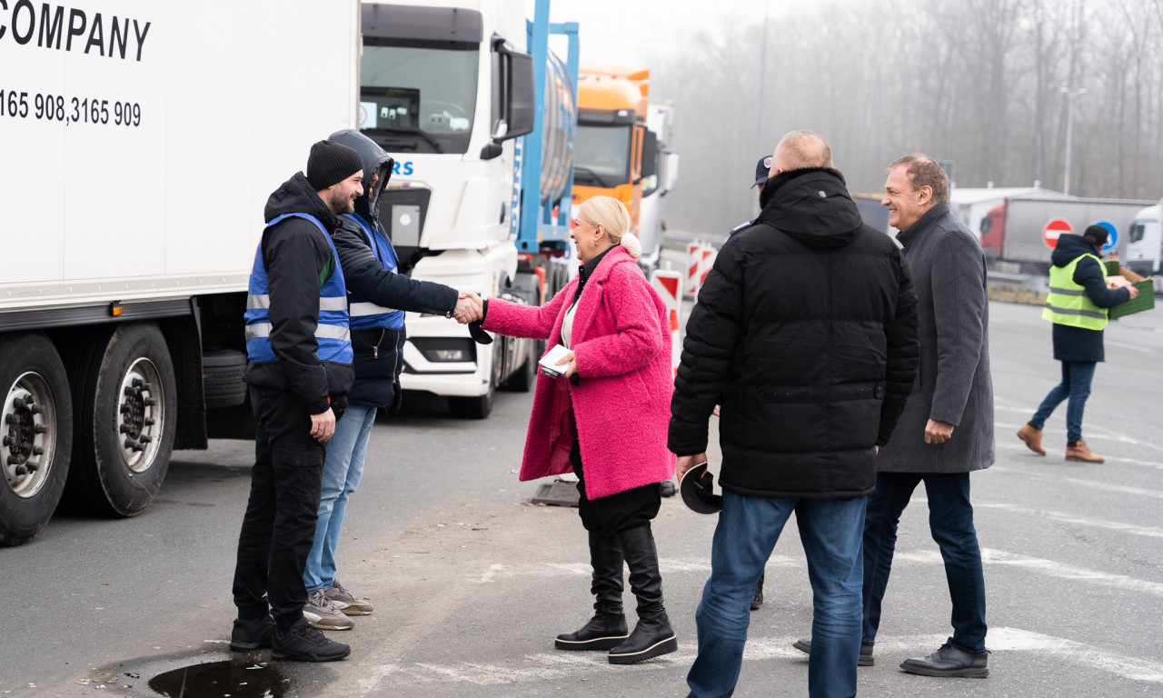 OVAKO IZGLEDAJU BATROVCI U BLOKADI Sofronijevićeva reaguje na licu mesta: "Srbija ne odustaje od svojih vozača“