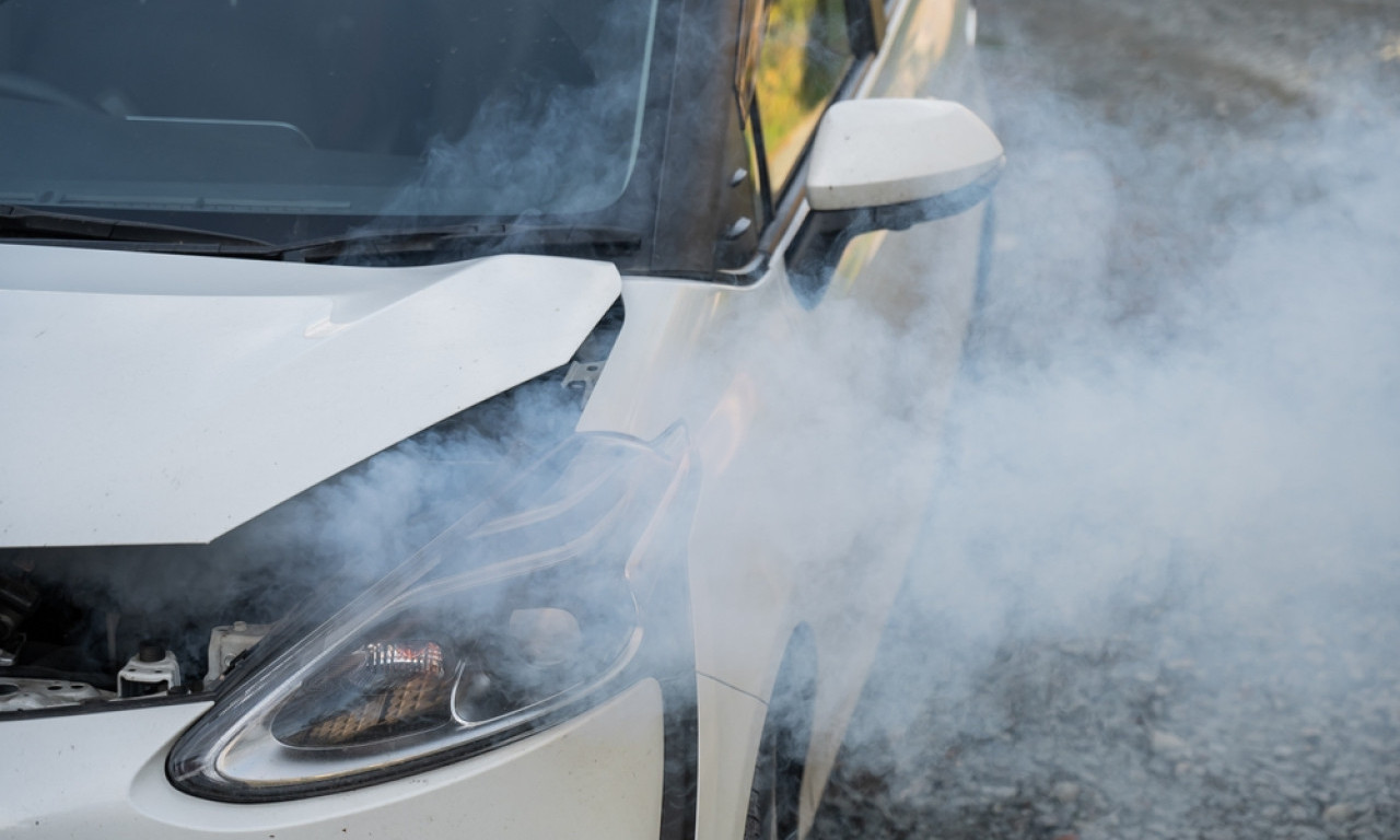 SNIMAK DRAME U TRŽNOM CENTRU U KRAGUJEVCU Zapalio se automobil, sekunde su delile od širenja požara... (VIDEO)