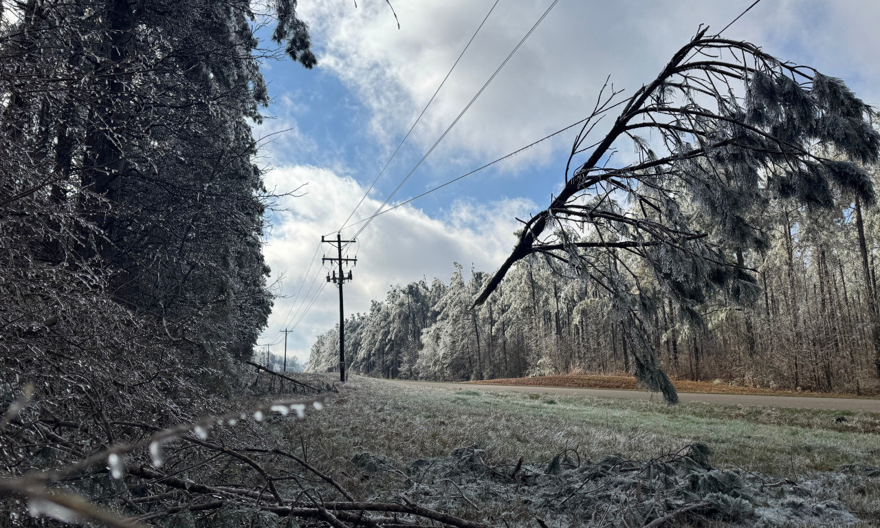 MART MORA DA ISTERA SVOJE Jak vetar podsetiće vas na kalendar, na planinama sa snegom