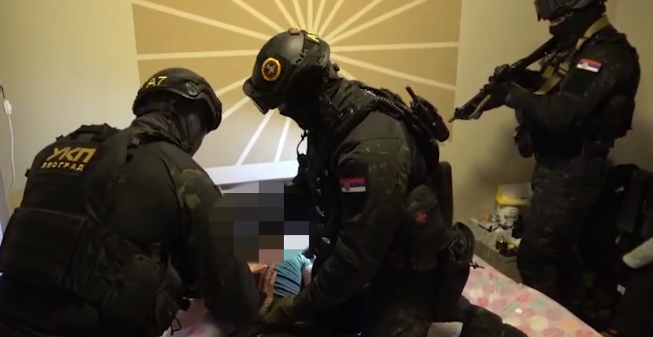 EKSKLUZIVNI SNIMAK HAPŠENJA UBICE TADIJE PANTIĆA! Policija upala u štek stan! Pretresi u toku na više lokacija (VIDEO)