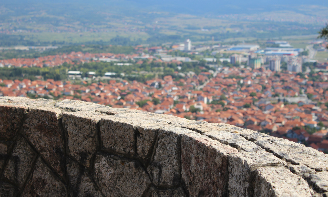 STOTINE BOČICA SA LJUDSKOM KRVLJU RASUTE PO VRANJU! Panika na jugu Srbije