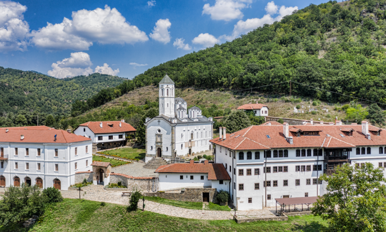 STOTINE BOČICA SA LJUDSKOM KRVLJU RASUTE PO VRANJU! Panika na jugu Srbije