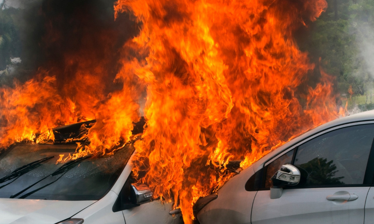 BUKTINJA NA NOVOM BEOGRADU: Automobili u plamenu, vlasnika nigde na vidiku – drama u Bloku 70 ne prestaje! (FOTO)