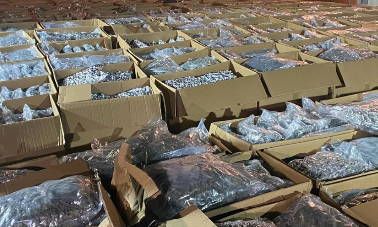 PRVE FOTOGRAFIJE REKORDNE ZAPLENE KOD KRUŠEVCA Pronađene duge cevi, snajperi, tona droge - stigli Dačić i Kričak (FOTO)