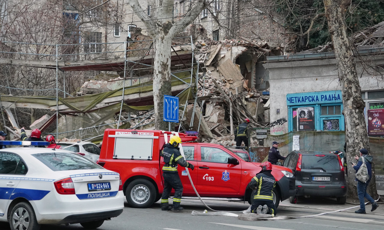 CELA ULICA POD NAPONOM, SKELA PALA NA TRAMVAJSKU ŽICU Pogledajte prvi snimak ruševine u ulici Džordža Vašingtona (VIDEO)