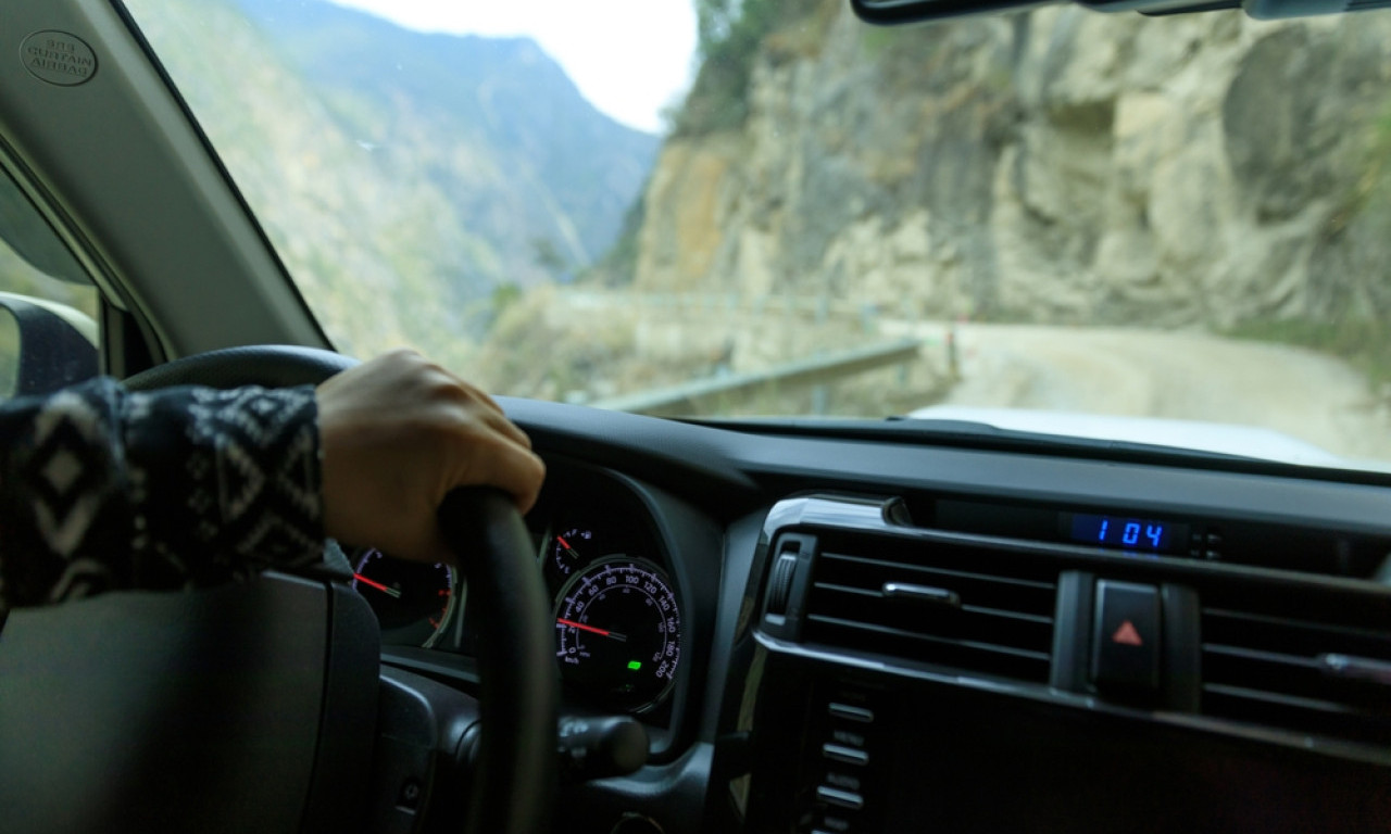 NEOBIČAN PREVOZ KOD TOPOLE Ljudi gledaju i ne veruju šta čovek prevozi u automobilu za zadnjem sedištu (VIDEO)