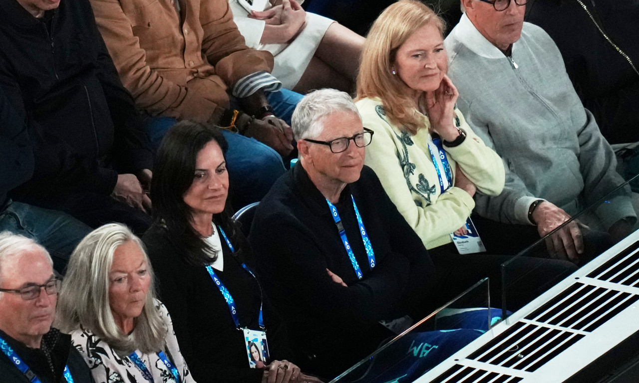 JEDAN OD NAJBOGATIJIH LJUDI SVETA GLEDA ĐOKOVIĆA Uživa sa devojkom u loži (FOTO)