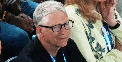 JEDAN OD NAJBOGATIJIH LJUDI NA SVETU GLEDA ĐOKOVIĆA Uživa sa devojkom u loži (FOTO)