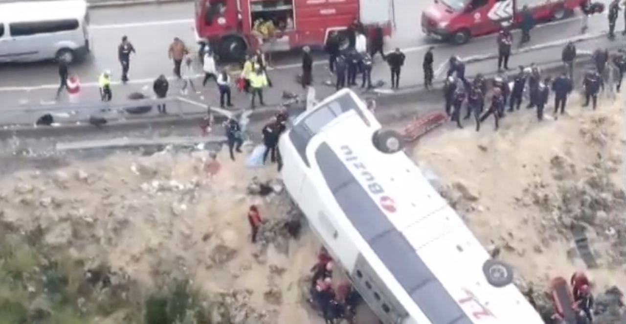 IMA MRTVIH, TRAGEDIJA U OMILJENOM LETOVALIŠTU SRBA Autobus pun putnika sleteo u provaliju, prizor je potresan (FOTO)