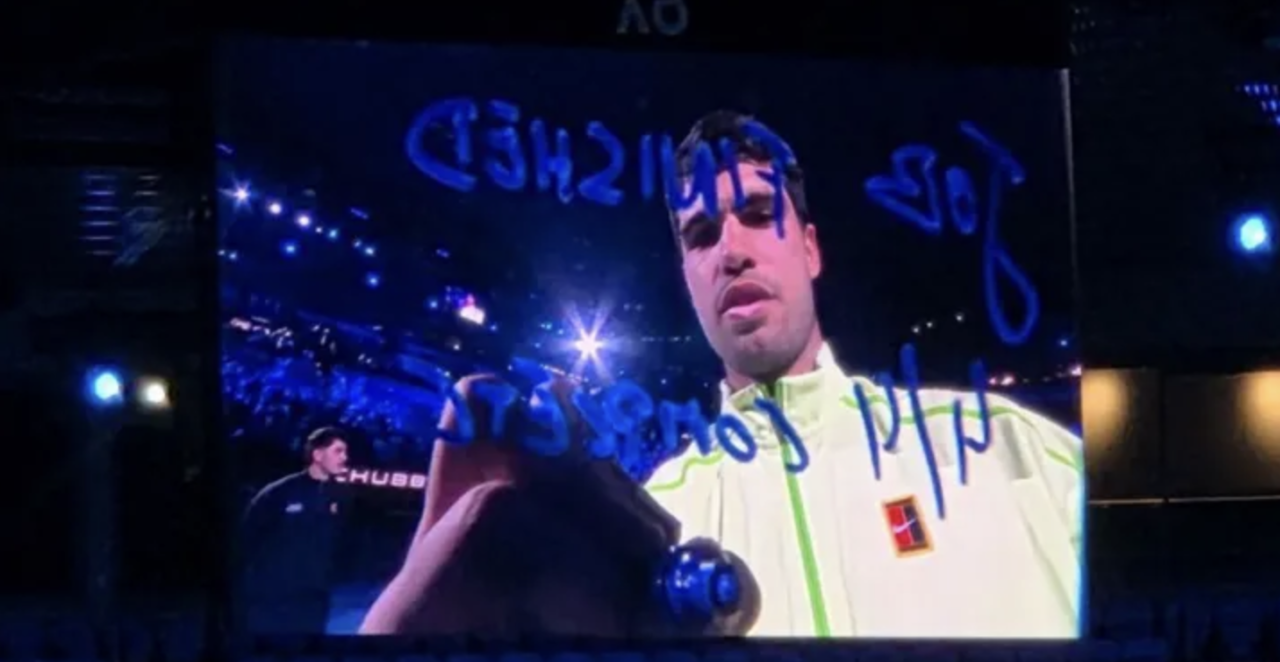 ŠTA JE ALKARAZ NAPISAO NA KAMERI POSLE POBEDE NAD ĐOKOVIĆEM Dobro pročitajte: Ove reči ulaze u istoriju! (FOTO)