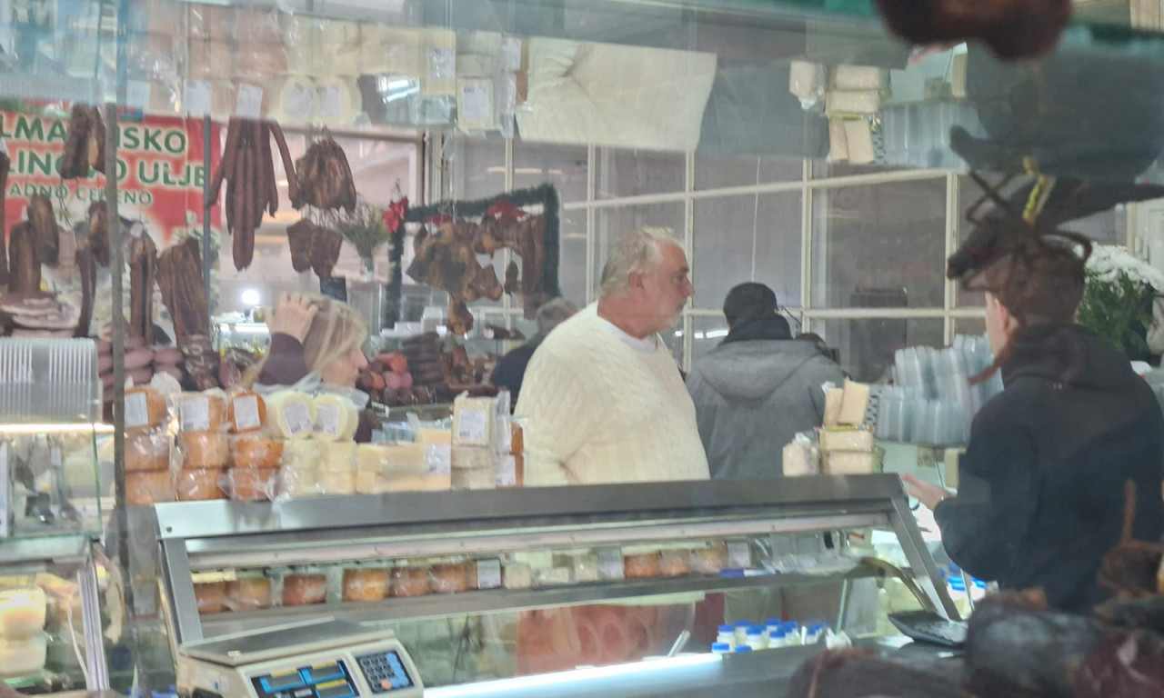 UHVATILI SMO BOBU ŽIVOJINOVIĆA NA PIJACI! Suprug Lepe Brene kao sav normalan svet, jedna stvar posebno privlači pažnju (FOTO)