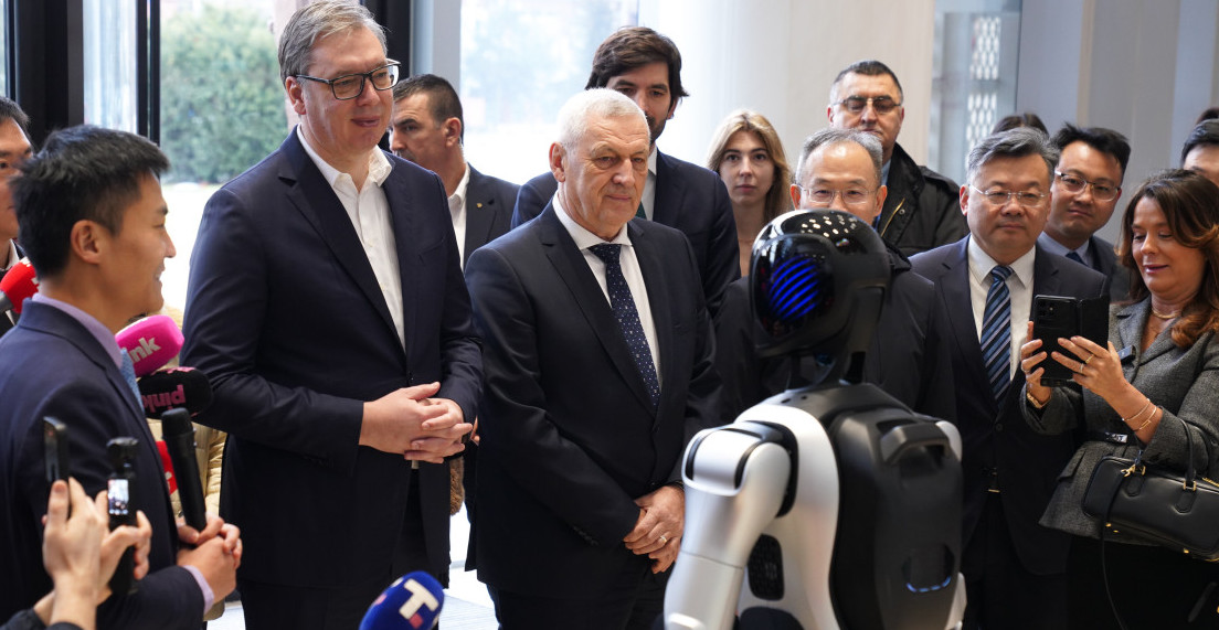 VUČIĆ SE ZBLIŽIO S ROBOTOM LUKOM: Predsednik otkrio detalje: "Stisak ruke čvrst, jelek mu stoji..." (VIDEO)