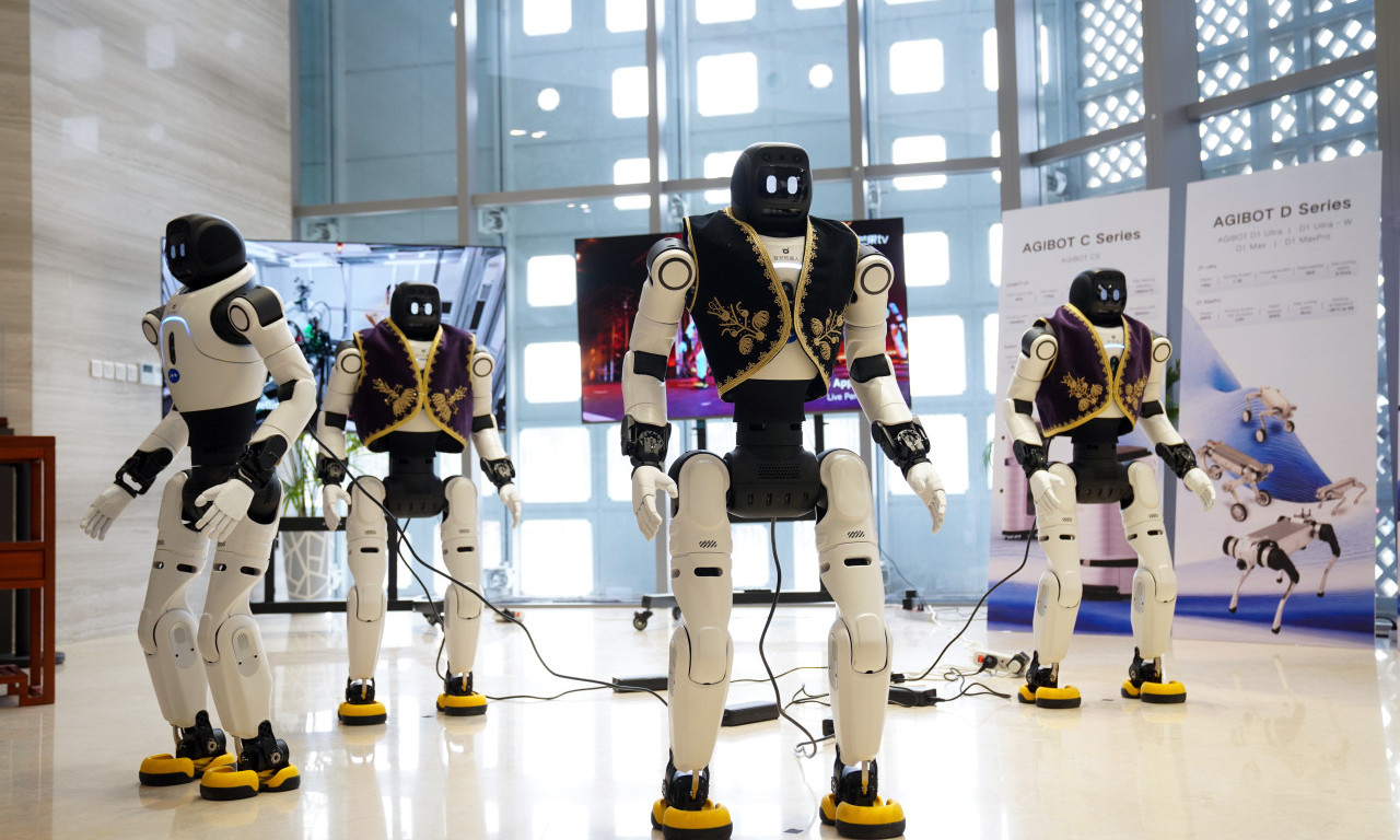 HILJADE ROBOTA PREUZIMAJU BEZBEDNOST SRBIJE Neverovatna najava Vučića, ovo nismo očekivali (VIDEO)