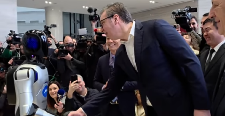 VUČIĆ OBJAVIO SNIMAK SA PREZENTACIJE ROBOTA: "To što sam video je gotovo neverovatno" (VIDEO)