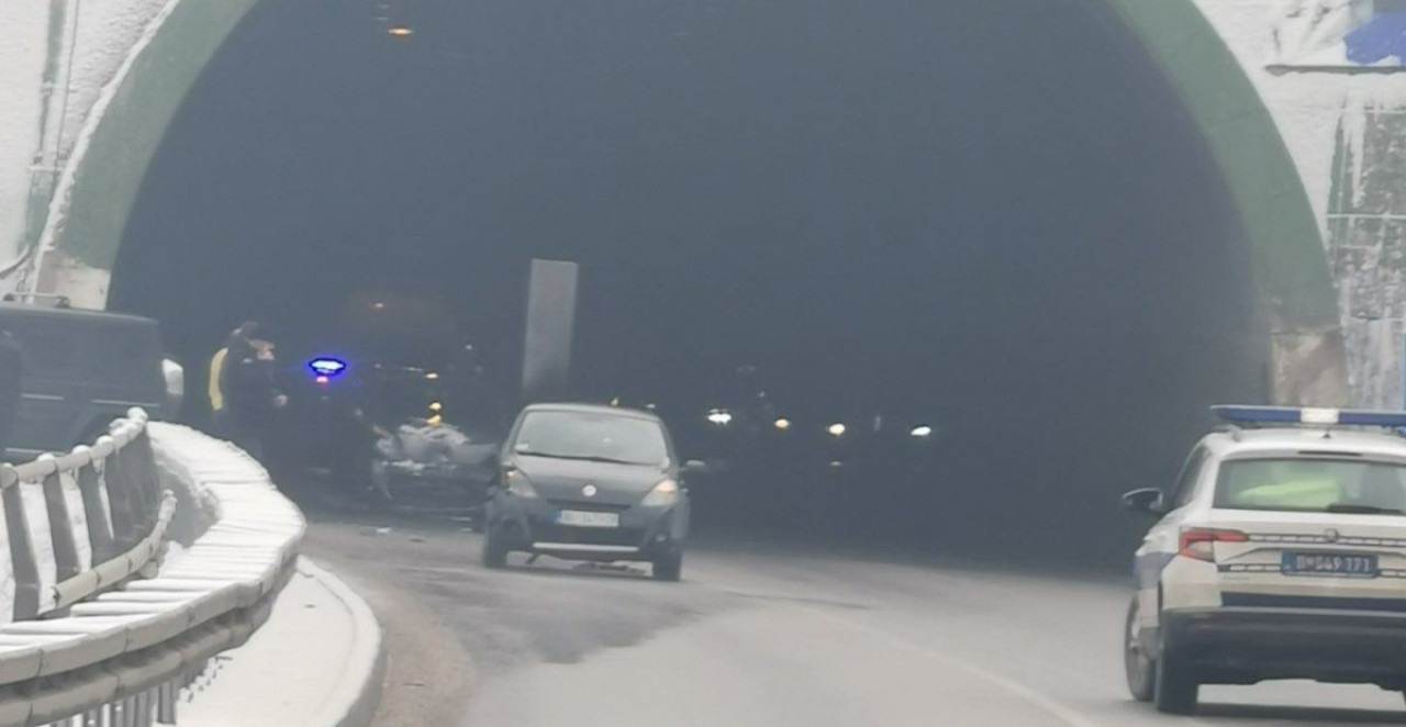 ŽESTOK SUDAR U TUNELU KOD ZLATIBORA! Vozilo se zakucalo u drugo – policija blokirala deonicu (FOTO)