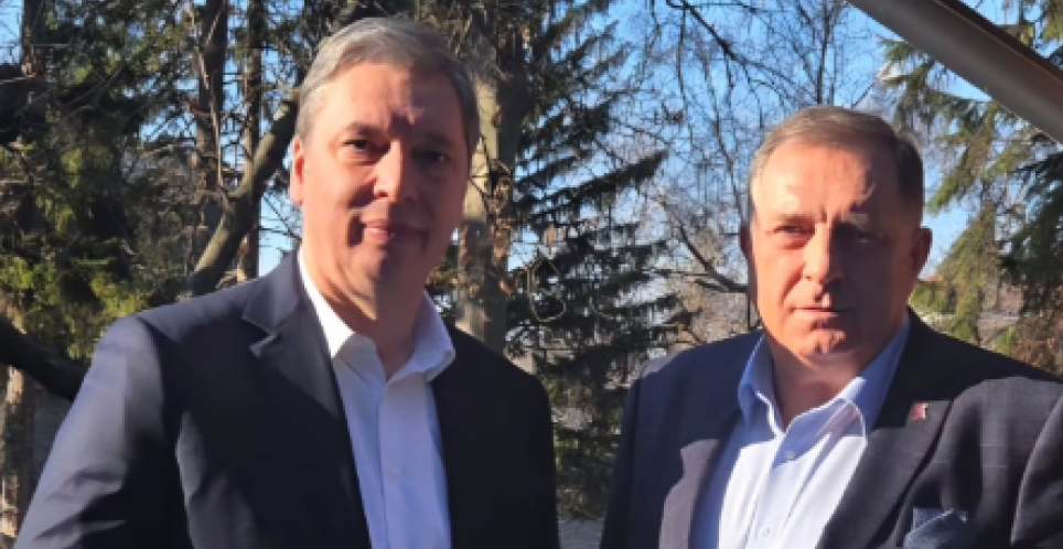 ZAŠTO VUČIĆ NA VAŽNOM SASTANKU SA DODIKOM NIJE IMAO NAOČARE? Predsednik objasnio detalj koji je svima zapao za oko (FOTO)