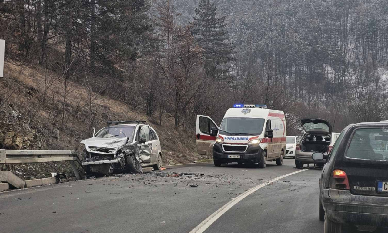 TEŠKA NESREĆA U KLISURI REKE DESPOTOVICE Ima povređenih, automobili zgužvani! (FOTO)