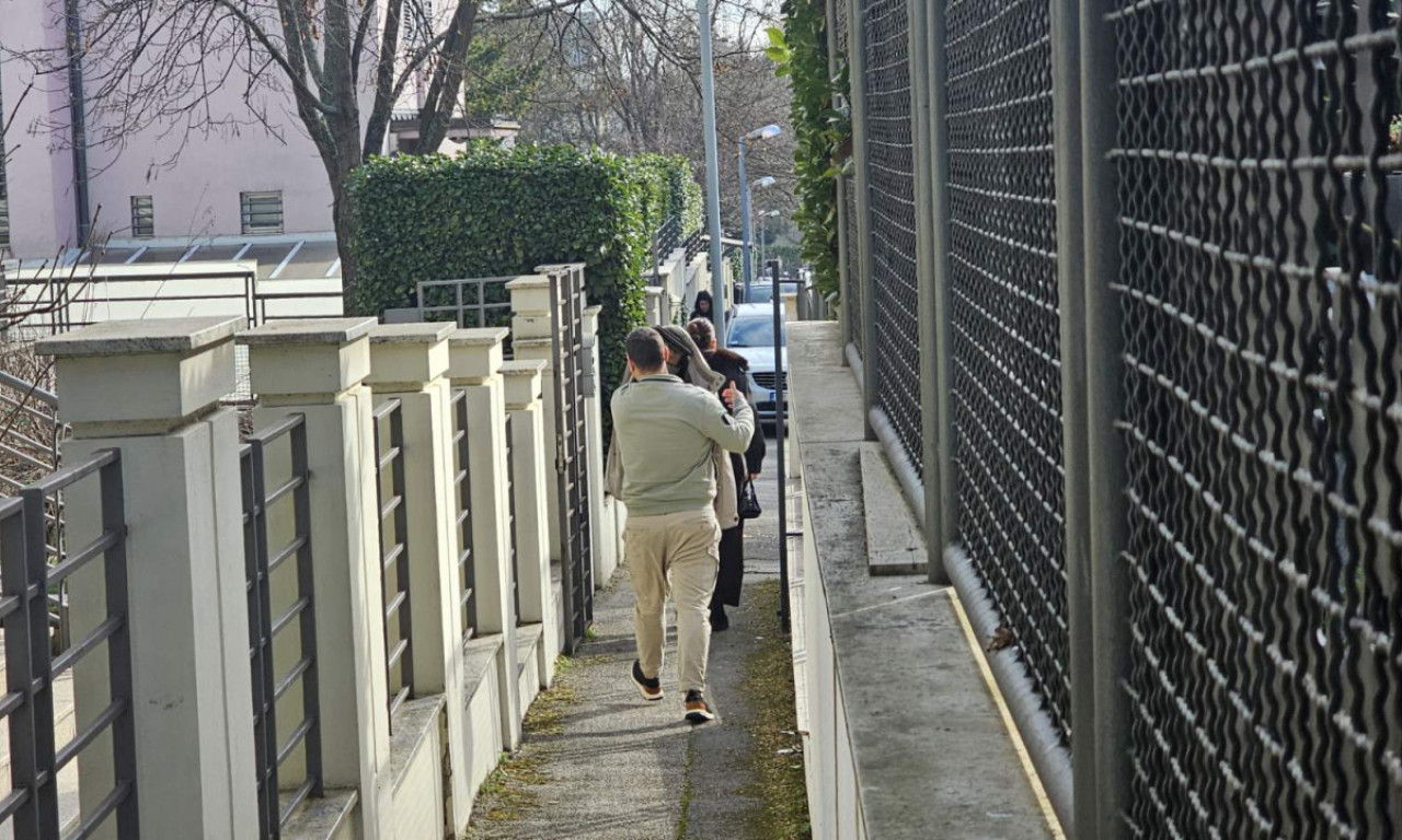 U KUĆU ZDRAVKA ČOLIĆA NA KOJU JE BAČENA BOMBA STIGLA ĆERKA UNA Evo kako je kriju ispod jakne (VIDEO+FOTO)