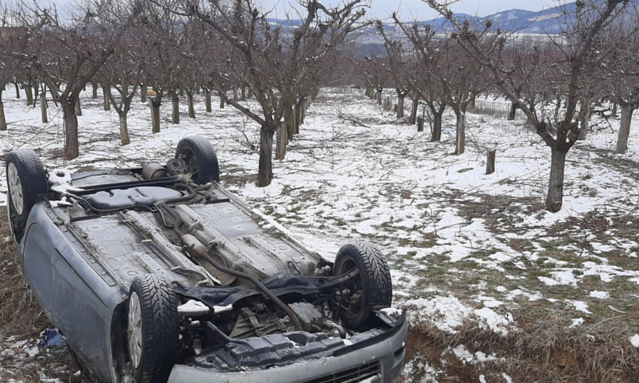 U KRIVINI SLETEO U KANAL I ZAVRŠIO NA KROVU! Žestoka nezgoda kod Topole (FOTO)