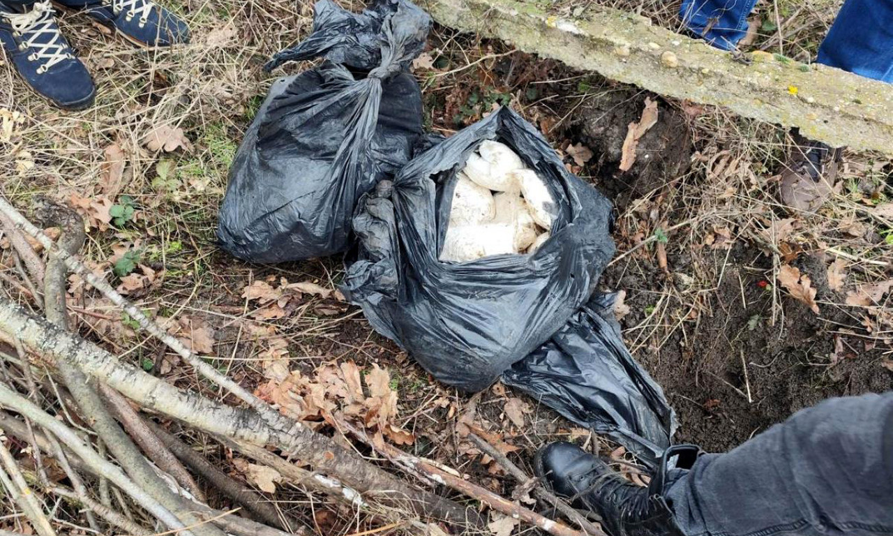 PRONAĐENO 25 KILOGRAMA ZAKOPANE DROGE U PANČEVU Hitno se oglasio Dačić: "Policija je pronašla 24 paketa" (FOTO)
