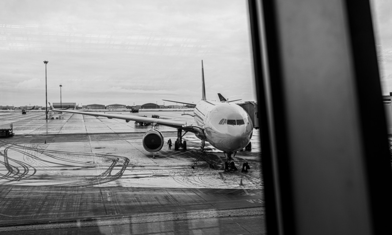 KOLAPS NA JEDNOM OD NAJVEĆIH AERODROMA! Sneg okovao piste, avioni prinudno sletali u druge gradove!