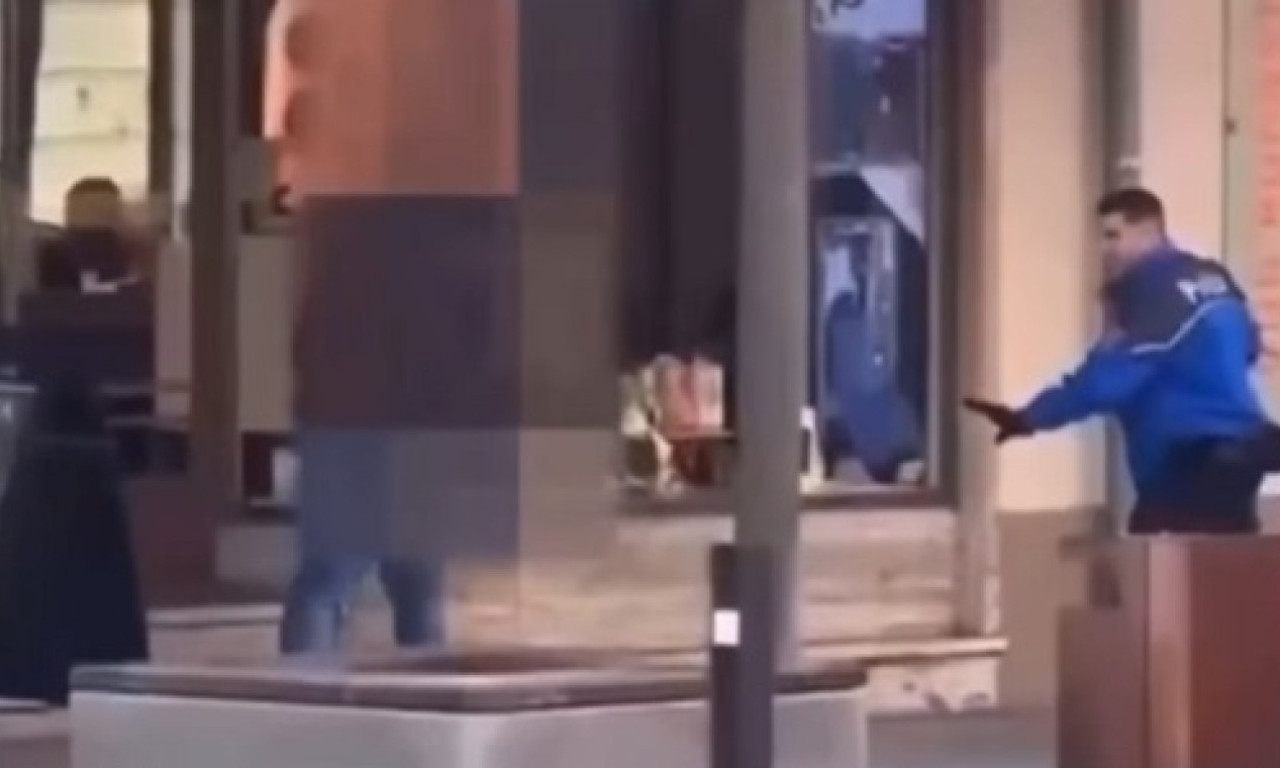 SA NOŽEM U RUCI UPALA U PRODAVNICU Uz povike "Alahu Akbar" pretila kupcima, horor zabeležile kamere (VIDEO)