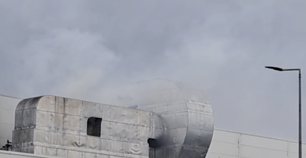 FABRIKA MINT U ŠAPCU PONOVO U PLAMENU: Nakon vesti da je požar lokalizovan građani javljaju da su videli dim pre sat vremena (VIDEO)