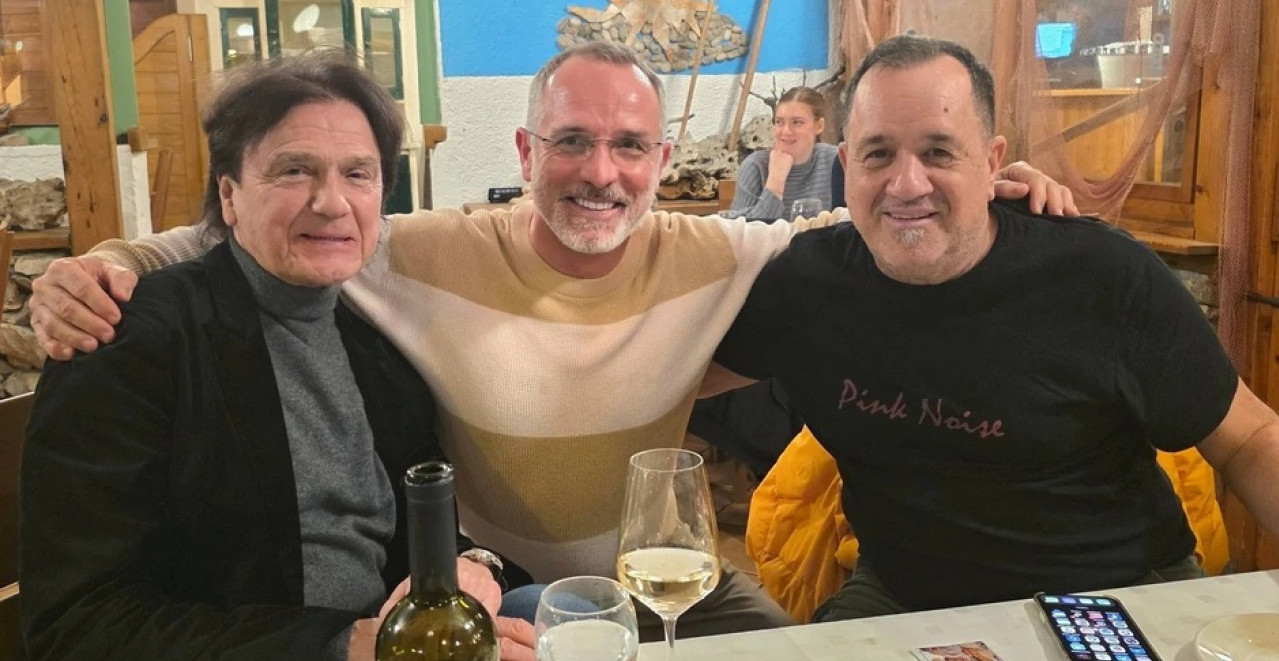 ZDRAVKO ČOLIĆ SLAVIO SA PRIJATELJIMA KADA MU JE BAČENA BOMBA NA KUĆU Nije ni slutio šta se dešava (FOTO+VIDEO)