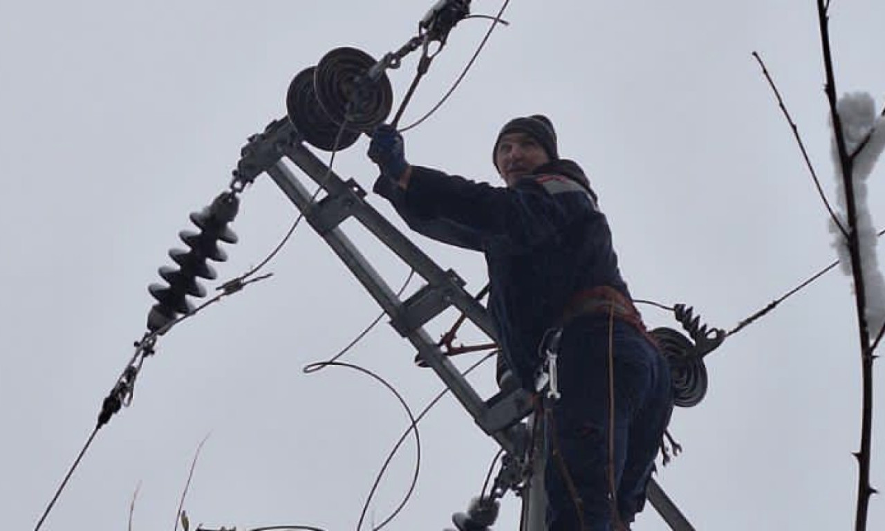 "PRE NEGO ŠTO SE POPNEMO NA STUBOVE, PREKRSTIMO SE" Jovan je jedan od heroja elektromontera tokom ledenih dana (FOTO)