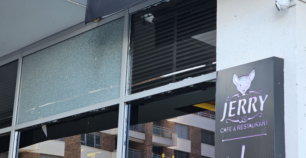 IZLOZI POPUCALI, SRČA NA SVE STRANE! K1INFO NA LICU MESTA: Pogledajte fotografije kafića na koji je bačena bomba (FOTO)