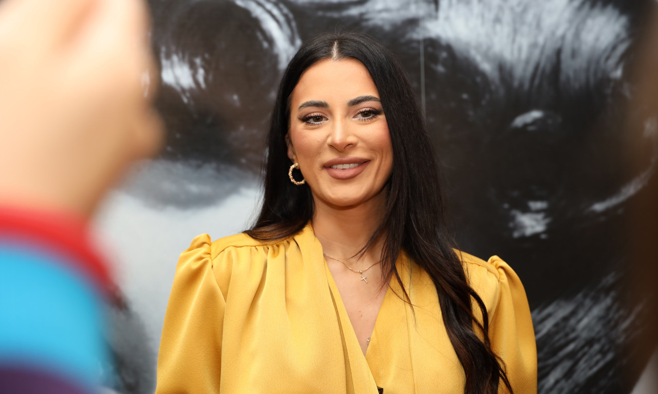 PORODILA SE INA GARDIJAN: Pevačica na svet donela ćerku, ponosni roditelji izabrali ime koje znači "carica"!