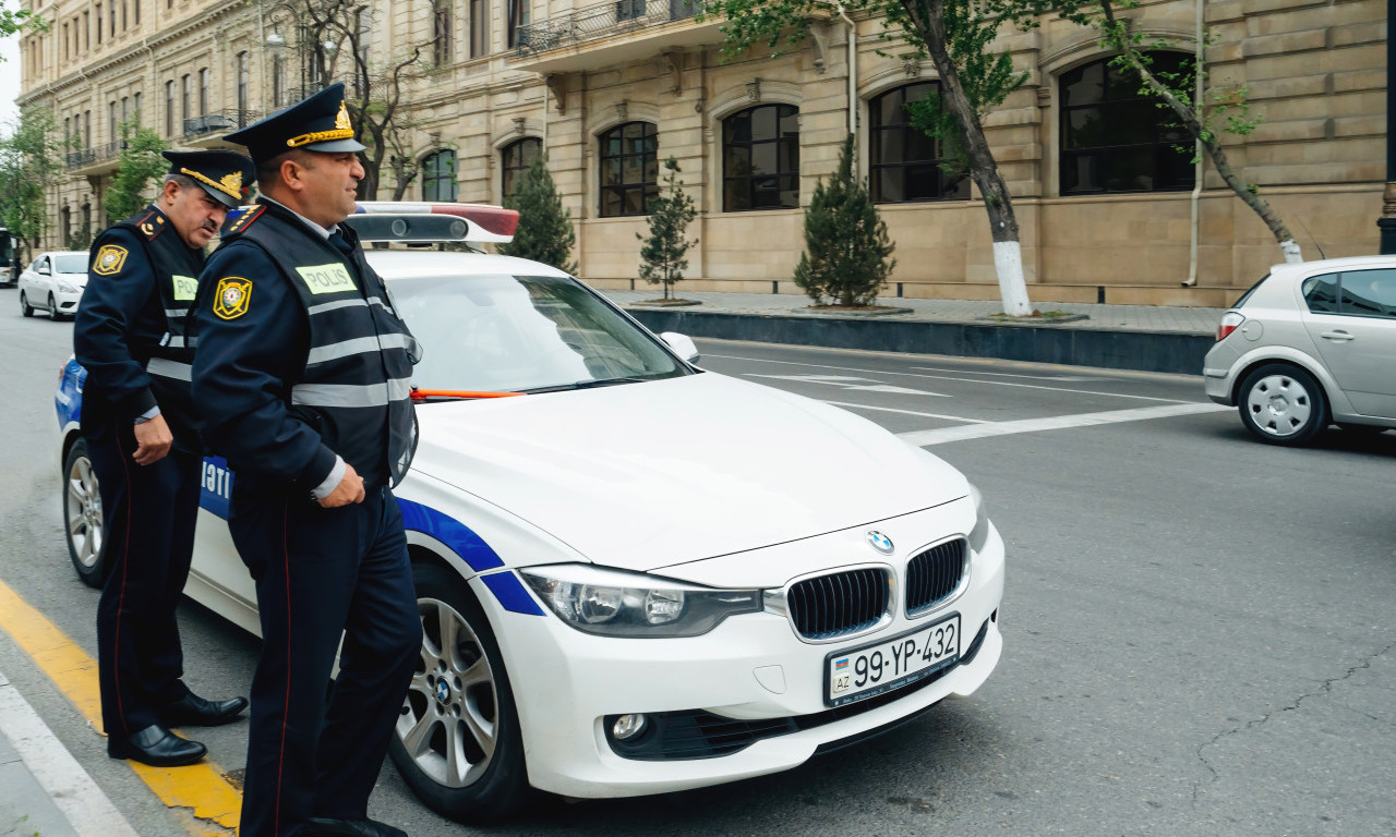HOROR U BAKUU! Učenik doneo oružje u rancu i pucao nastavnici u vrat: Žena (28) se bori za život