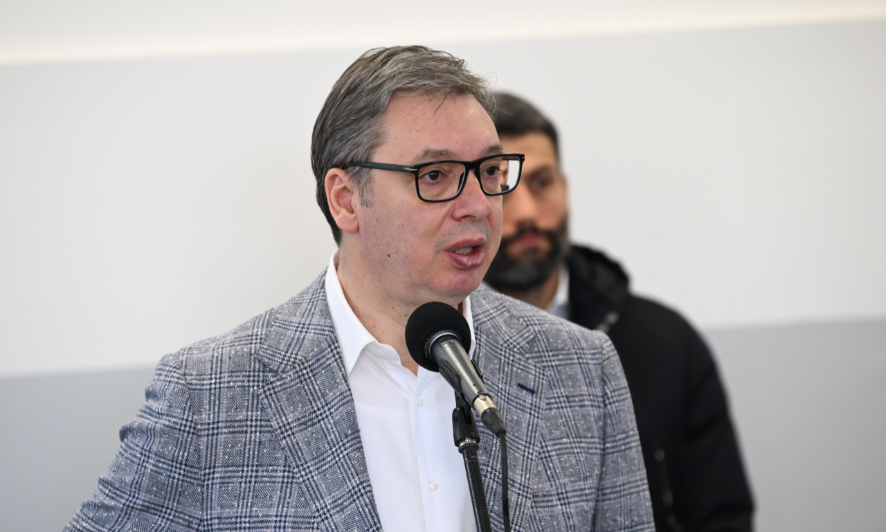 VUČIĆ PODELIO SNIMKE IZ MLADENOVCA: Moderni kabineti, deca u narodnim nošnjama i reka ljudi ispred nove Gimnazije (FOTO+VIDEO)