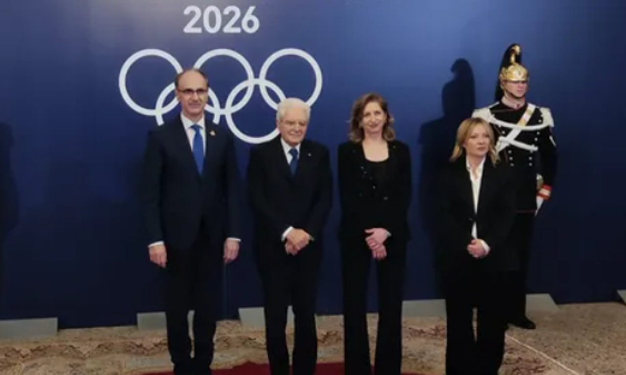 SRBIJA PONOSNO NA "SAN SIRU": Premijer Macut bodrio naše olimpijce na veličanstvenom otvaranju u Milanu! (FOTO)
